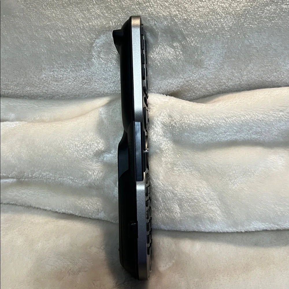 NWOT 📺 BLACK UNIVERSAL REMOTE CONTROL WITH RECHARGEABLE LITHIUM BATTERY